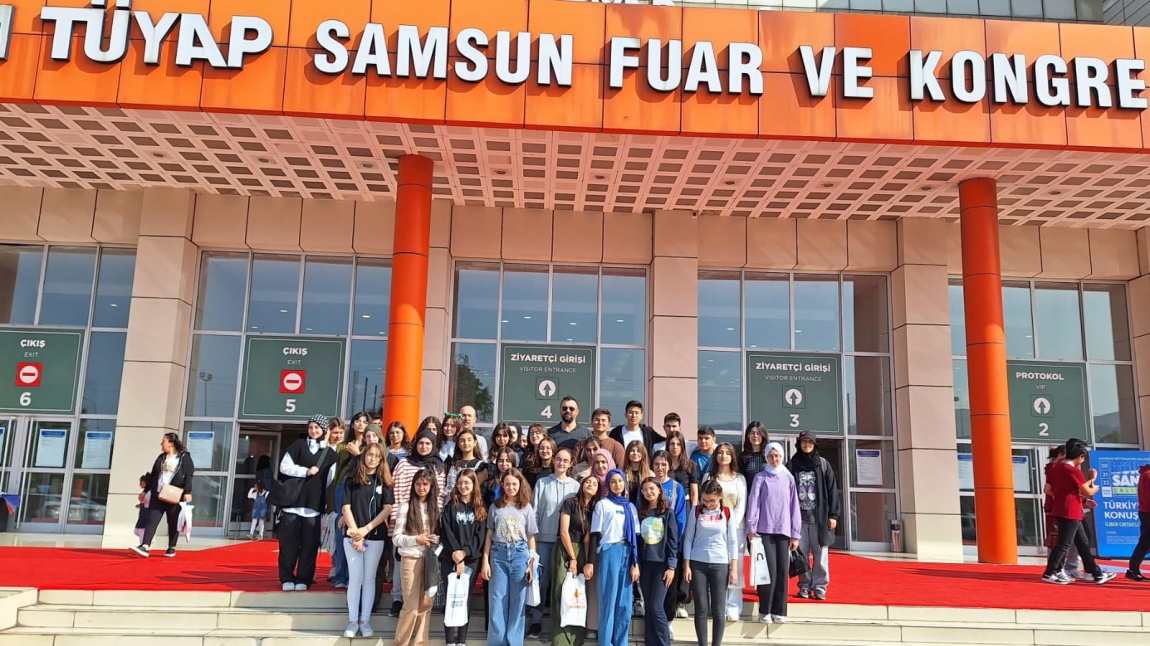 Kitap fuarlarının ve tiyatro etkinliklerini müdavimi olan Ömer Derindere Fen Lisesi bu yıl da 30 Eylül - 8 Ekim tarihlerinde Samsun'da düzenlenen Tüyap Kitap Fuarına katıldı.